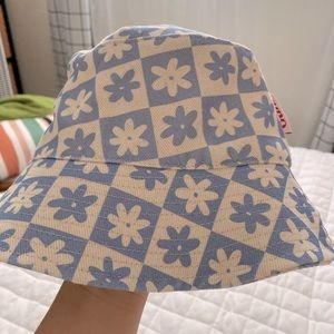 Lisa Says Gah Britt bucket hat in blue daisy check